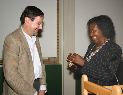 Paul Vitányi receiving the royal honour from Amsterdam alderman Hennah Buyne.