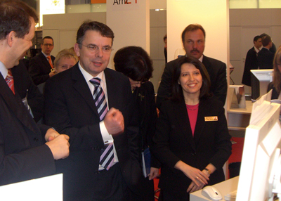 FMICS-jETI Project leader Tiziana Margaria (left) presents Bio-jETI for biostatistical analyses to Ulrich Junghanns, Minister of Economy of Brandenburg, Germany at the CeBIT fair.