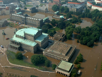 Figure 1: Flood in Dresden in 2002, Semper Opera (courtesy: Feuerwehr Dresden).