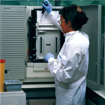 Gene sequence analysis at GlaxoSmithKline. SIMDAT enables pharmaceutical companies to virtualise and globalise their research and development chain. © GlaxoSmithKline